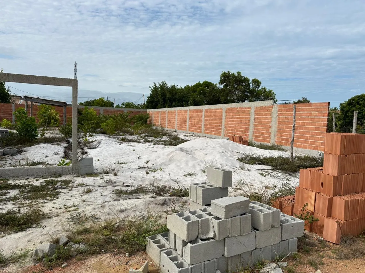 Vista direta do terreno com muro