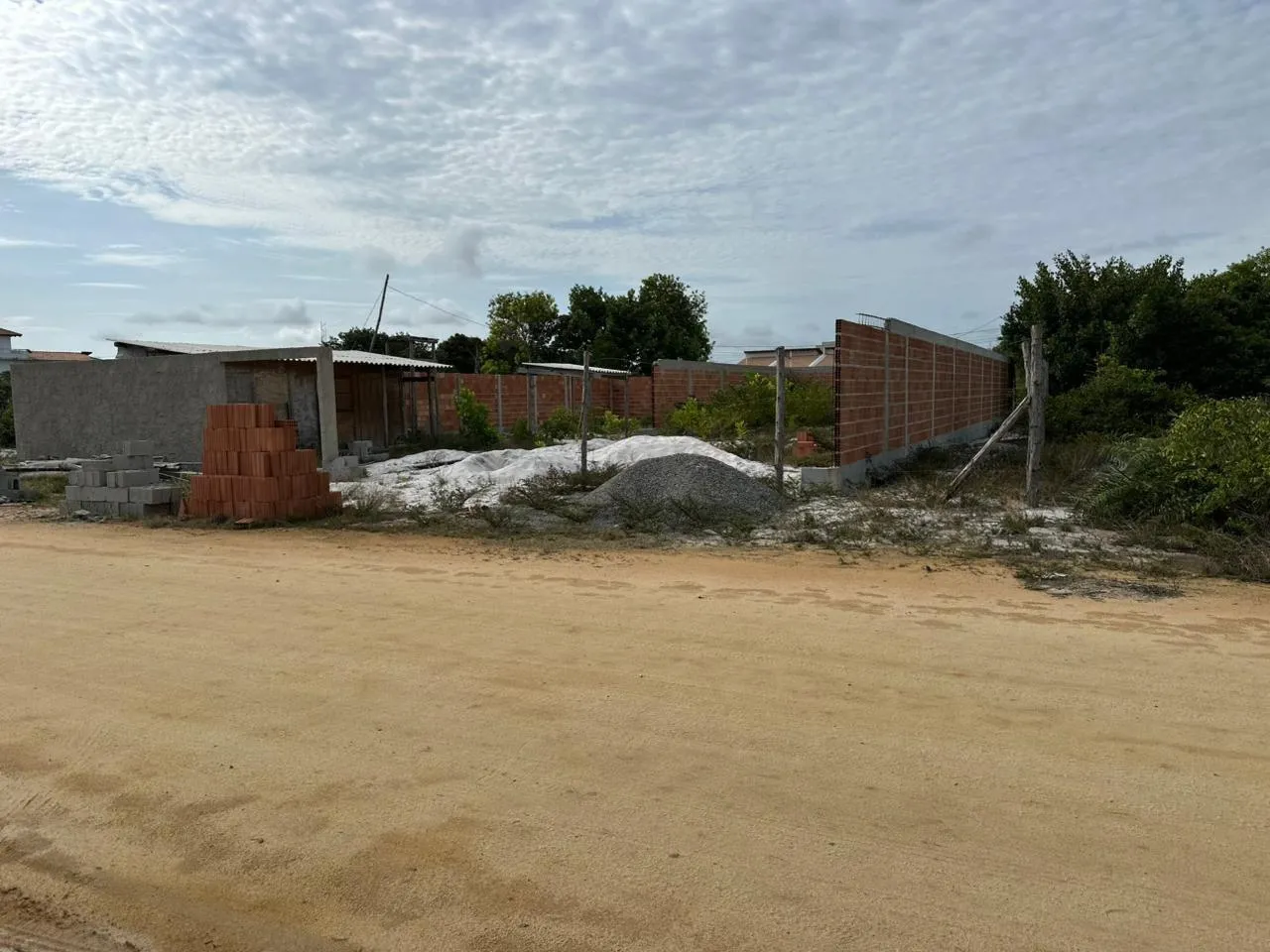 Vista direta do terreno com muro 2